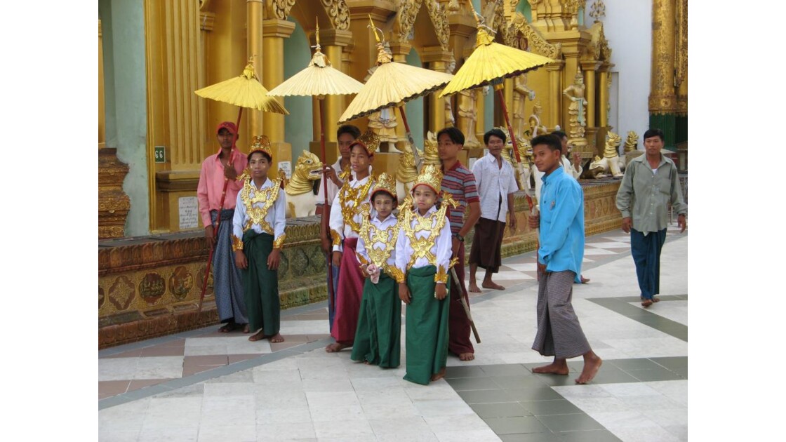 Pélerinage à pagode Shwedagon Rangoon