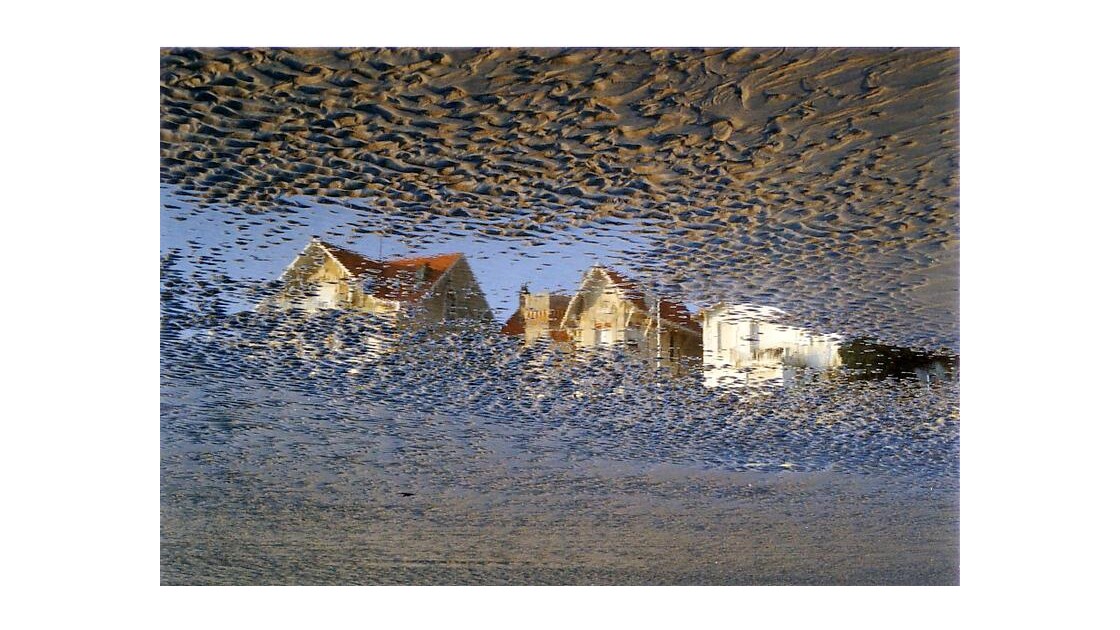 Royan : reflet des villas sur la plage 