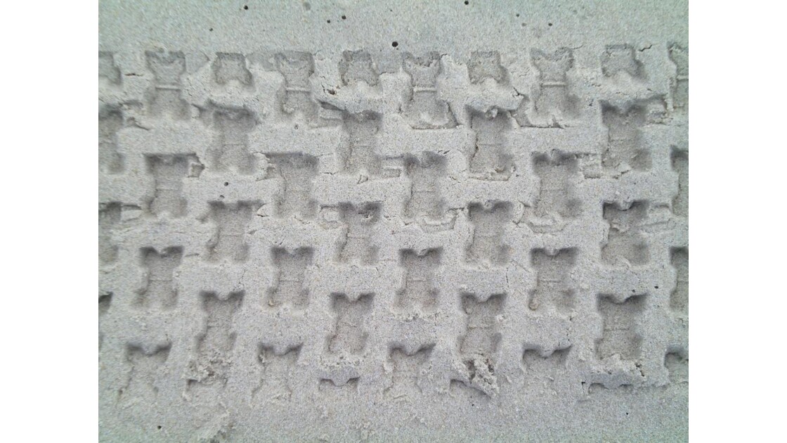 sculpture.........de pneu dans le sable