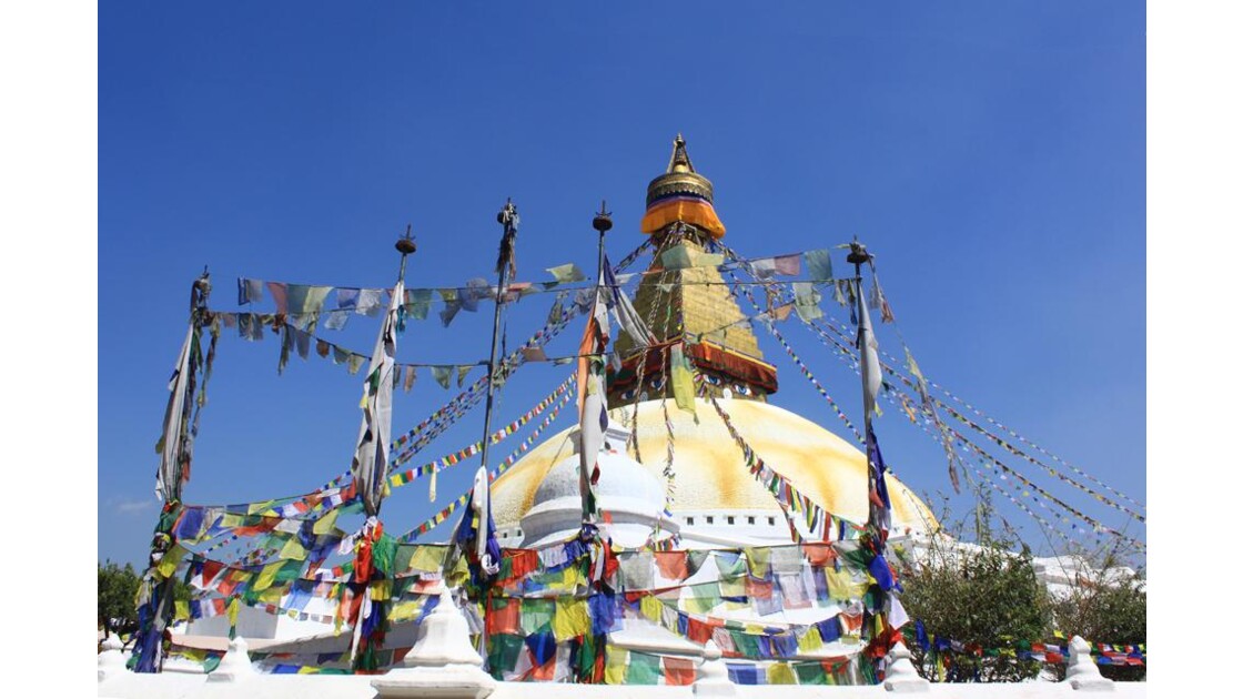 drapeaux de prières au stupa
