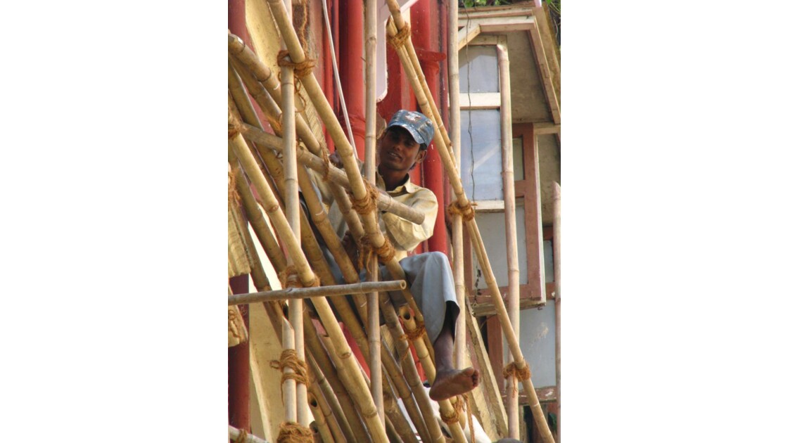 travailleur sur echafaudages en bambou