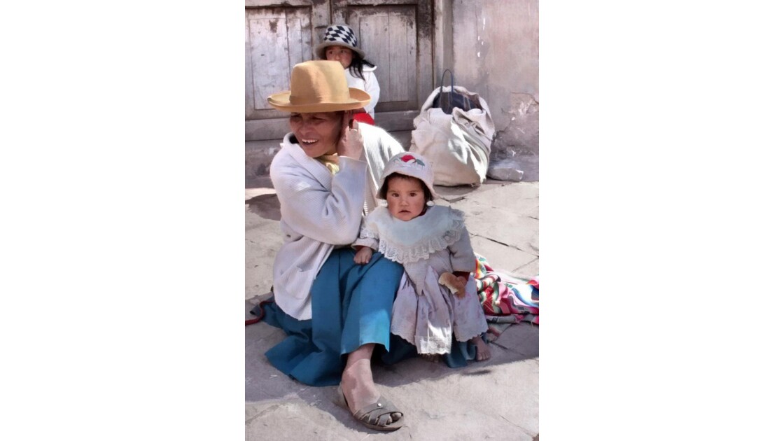 Femme indienne et bébé dans les Andes
