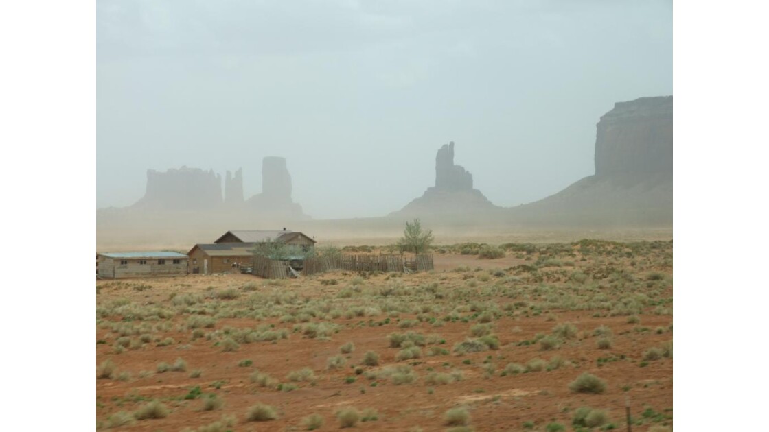 Tempête de sable sur Monument Valley