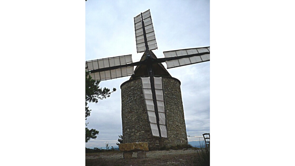 Moulin à vent Montfuron.jpg