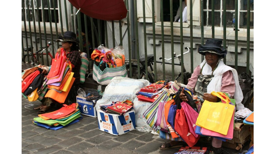 vendeuses ambulantes de Port Louis.JPG
