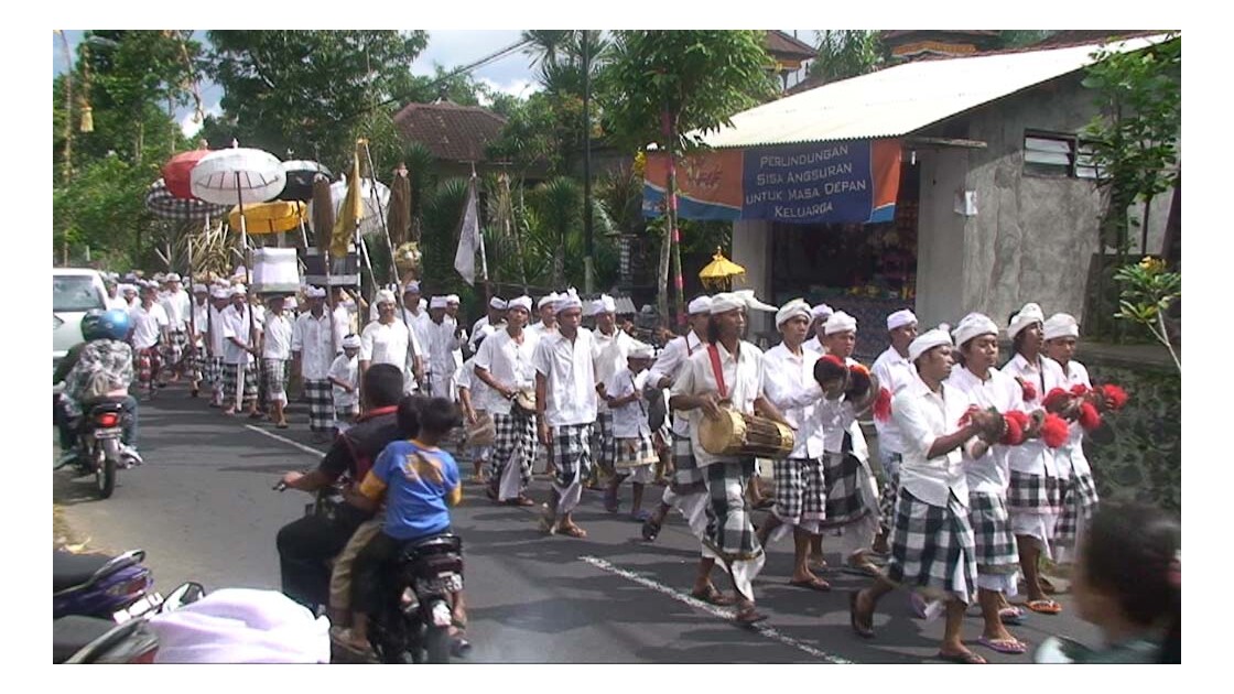 Villageois en procession pour Galugan.