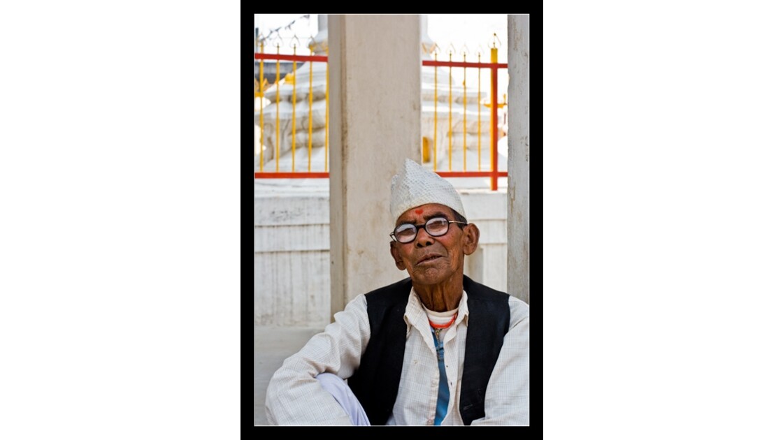 Vieil homme près d'un Stupa à Patan