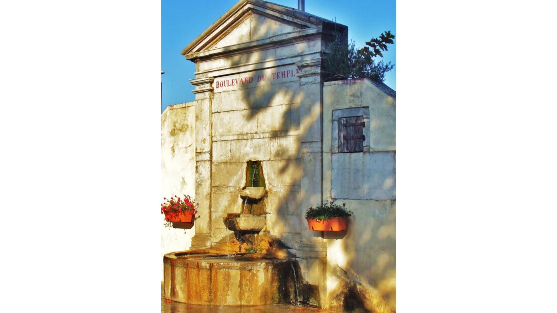 Fontaine près du temple
