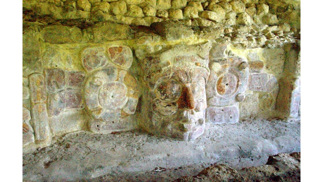 Edzna Fresque au bas d'un mur:masques