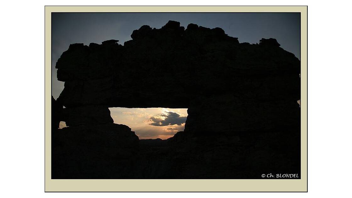 SUNSET_IN_THE_WINDOW_OF_ISALO_2.jpg