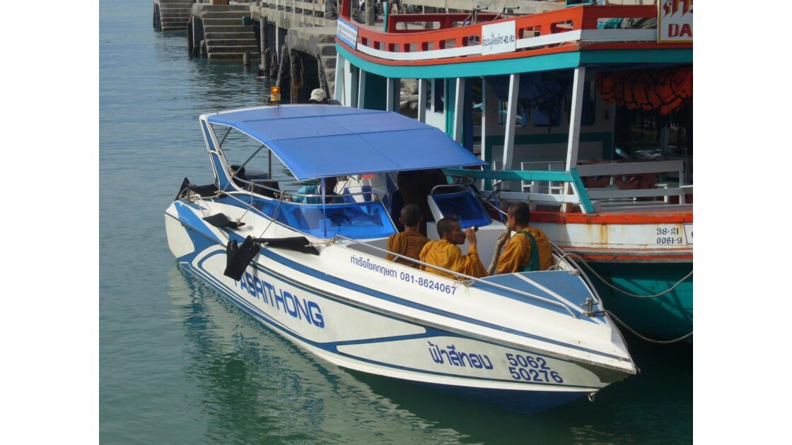 Bonzes en speed boat Koh Samet