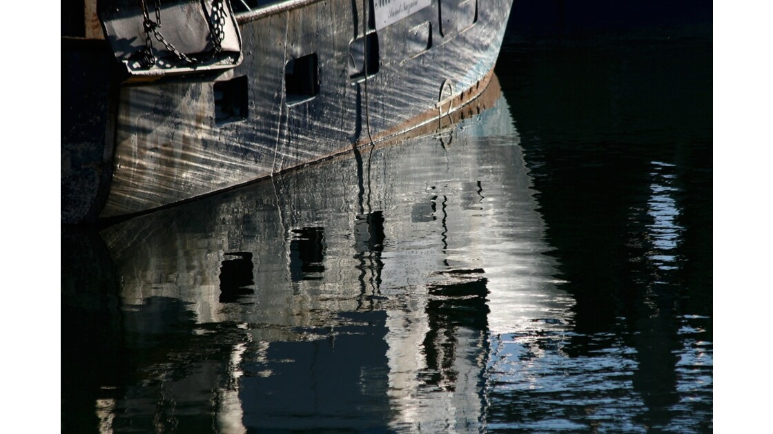 ^Reflet bateau de pêche Port Turballe