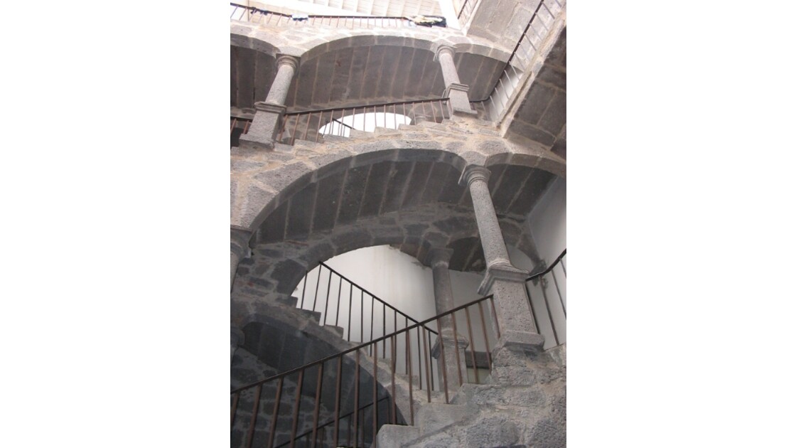 Escalier en pierres de lave (AGDE)