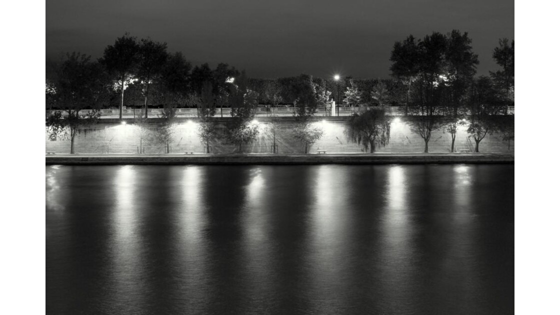 Night lights on the Seine