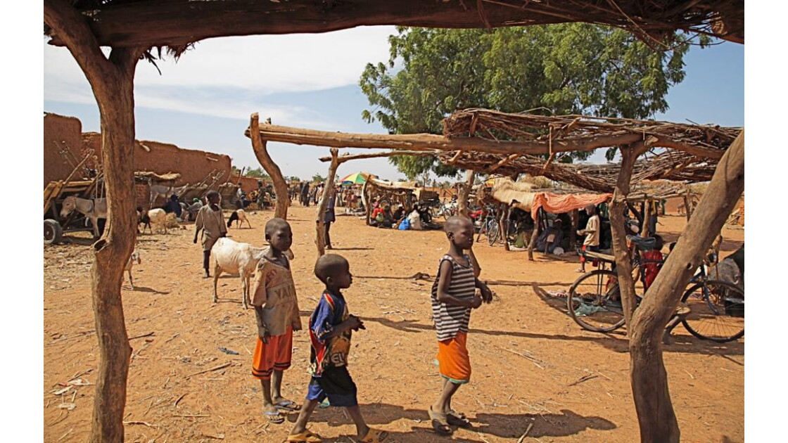 1333 sur la route de Ouahigouya, un petit marché Geo.fr