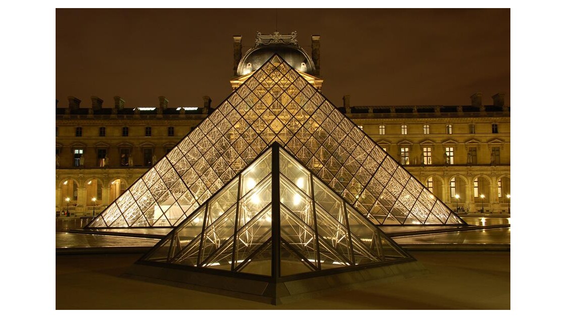 Pyramides_du_Louvres.jpg