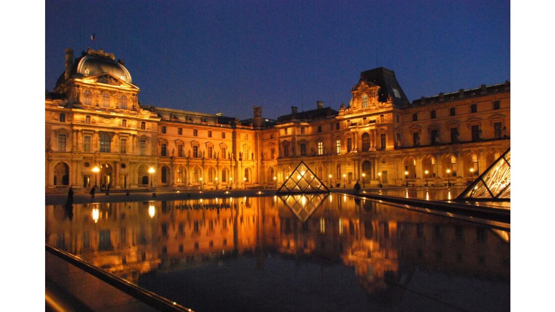 Musée du Louvre de nuit.JPG