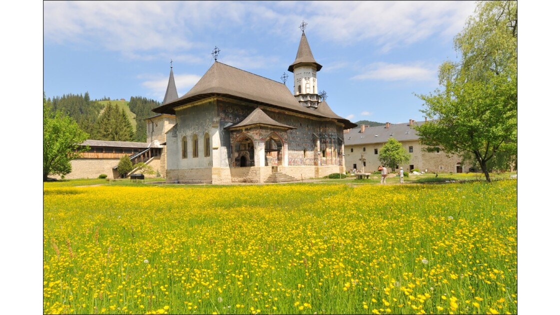 monastère et fleurs