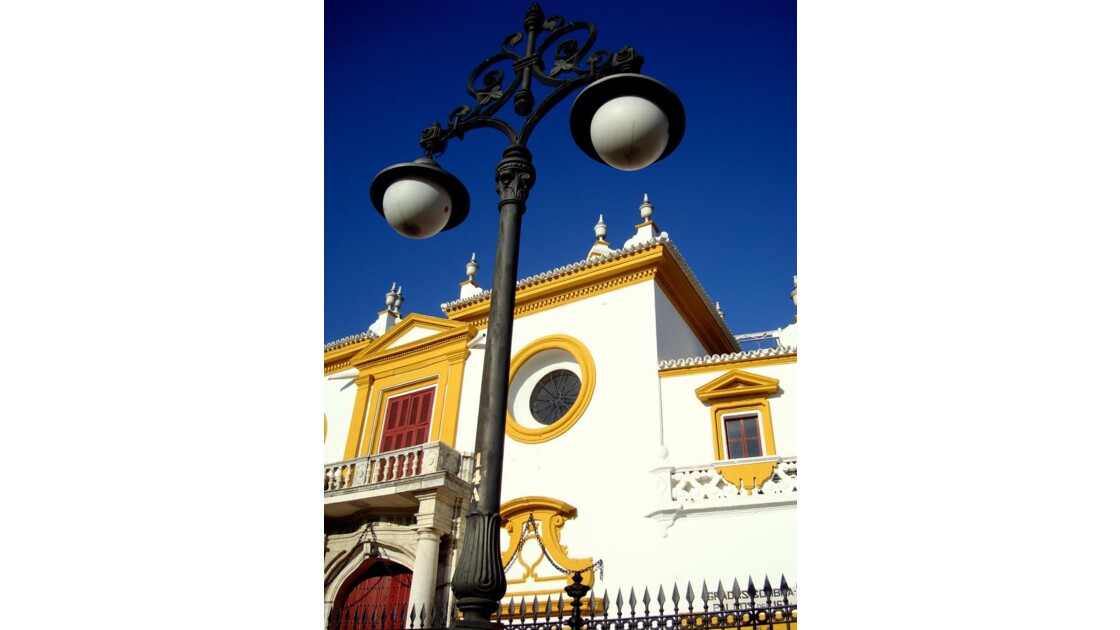 Plaza de toros et lampadaire