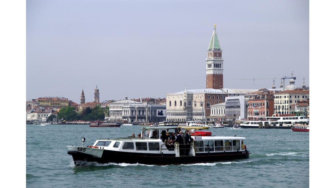Vaporetto sur le grand canal - Venise