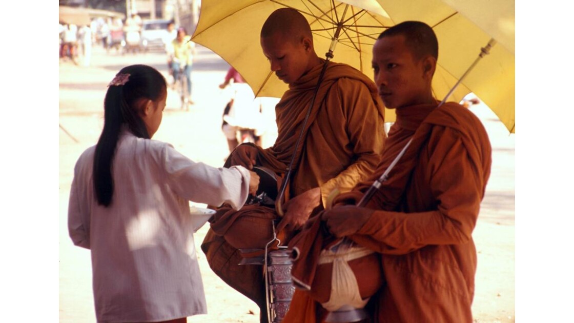 Cambodge Bouddhisme 17 quête