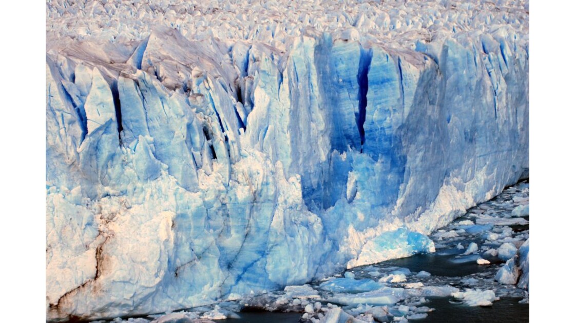 fente dans la glace, encore solidement attachée, le ...