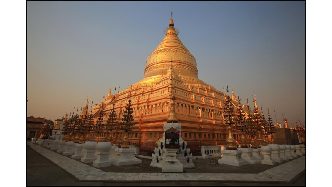 La pagode Schwezigon à Bagan.