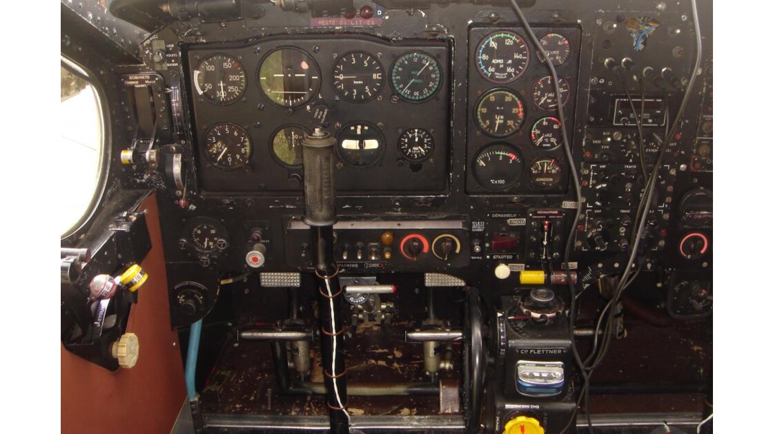 Cockpit Broussard.JPG