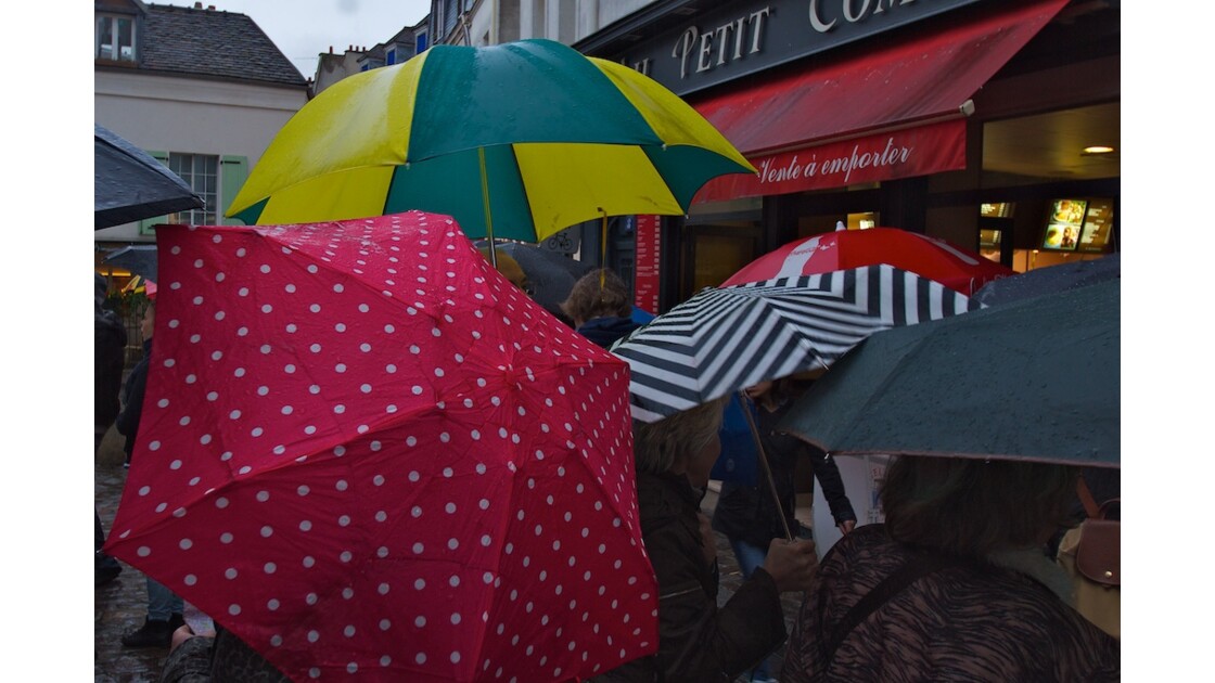Montmartre - Méli mélo de parapluie