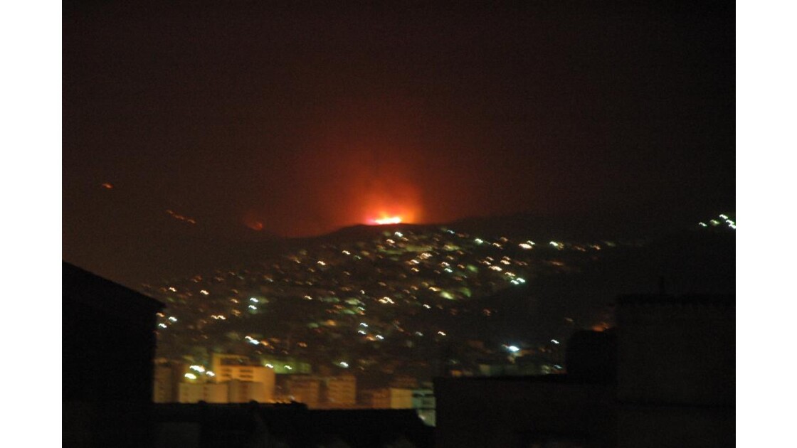 montagne en feu au loin de Bejaïa