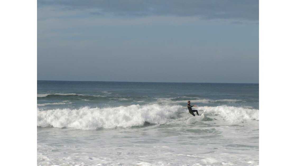 vagues et surfeur à LACANAU