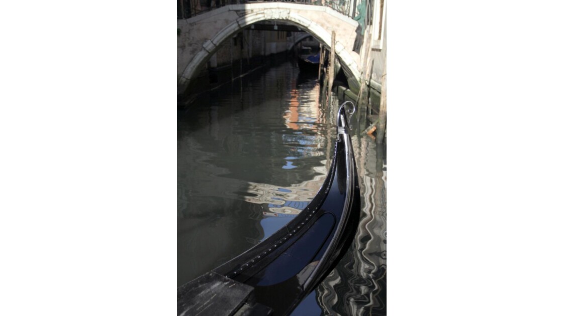 "Venise : Pont, gondole et reflets ..."