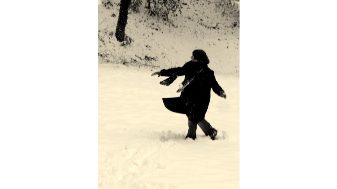 Femme jouant dans la neige