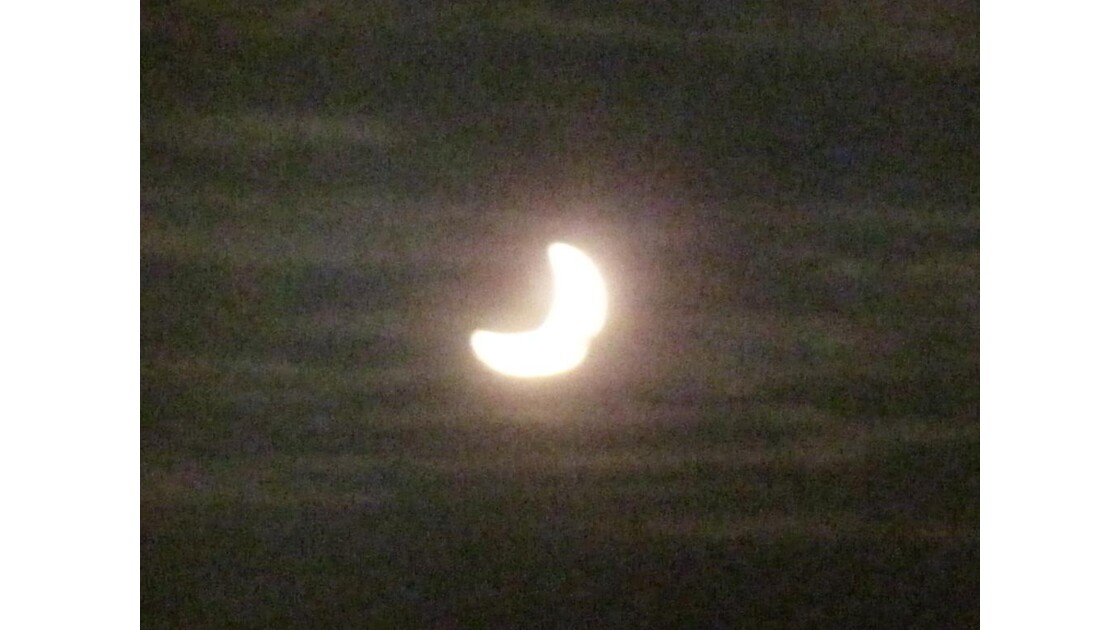 éclipse dans le ciel de Carvin Pas de C.