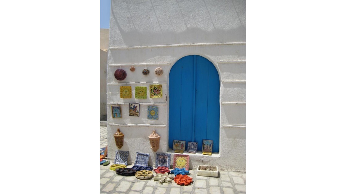 Vaisselle à la porte - Djerba, Tunisie