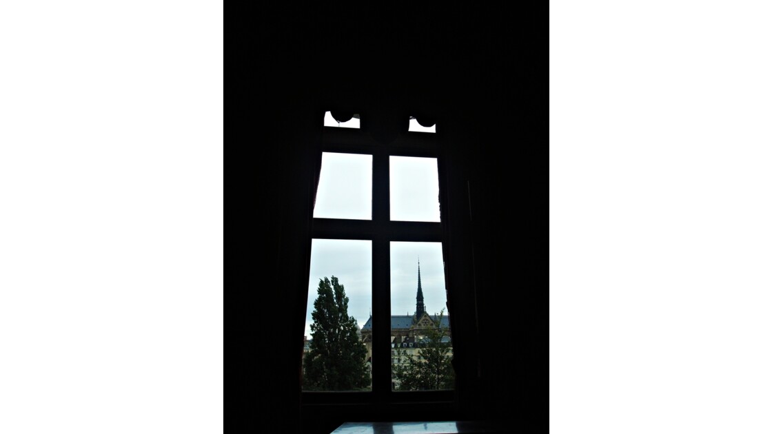 mairie_de_paris : par_la_fenêtre...