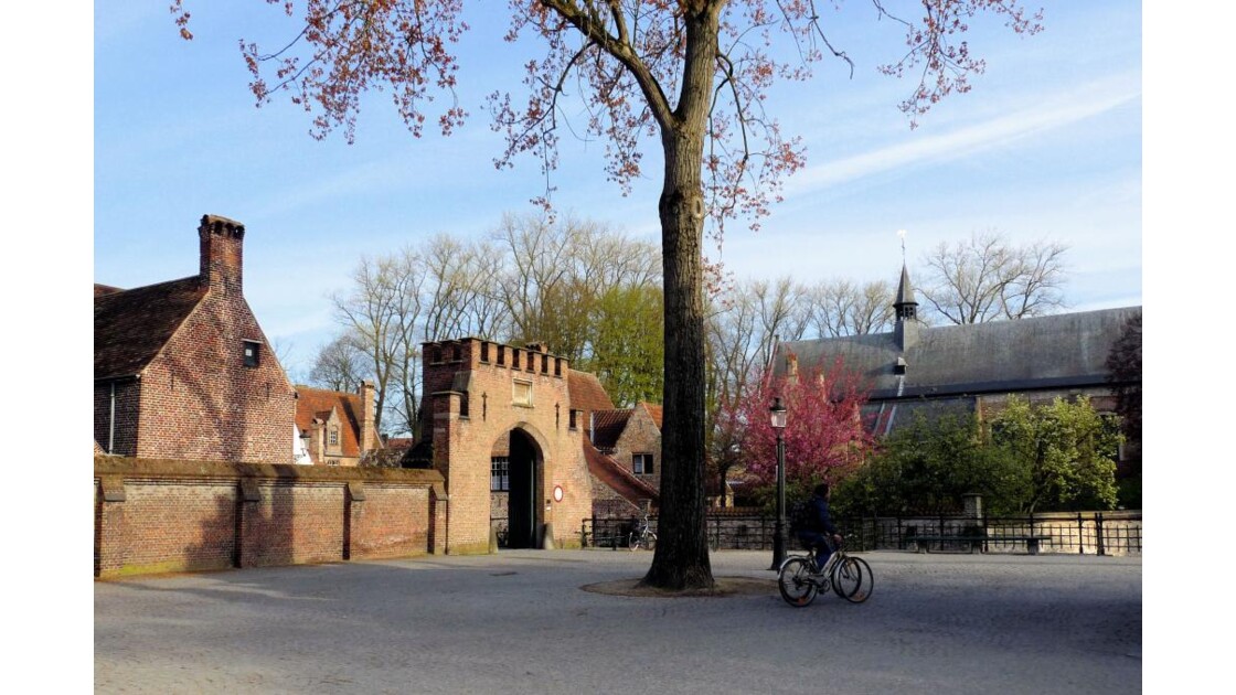 Béguinage14, L'entrée du Béguinage. Le Béguinage de... Geo.fr