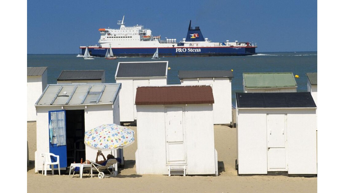 Passage d'un ferry à Calais