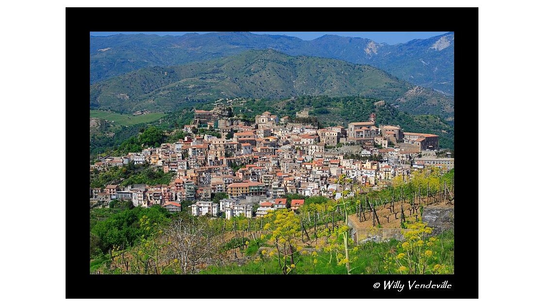 Sicile_village_Etna.JPG