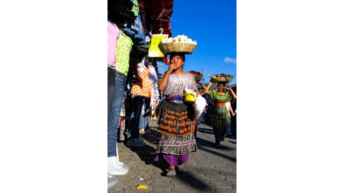 Guatemala Antigua vendeuse.jpg
