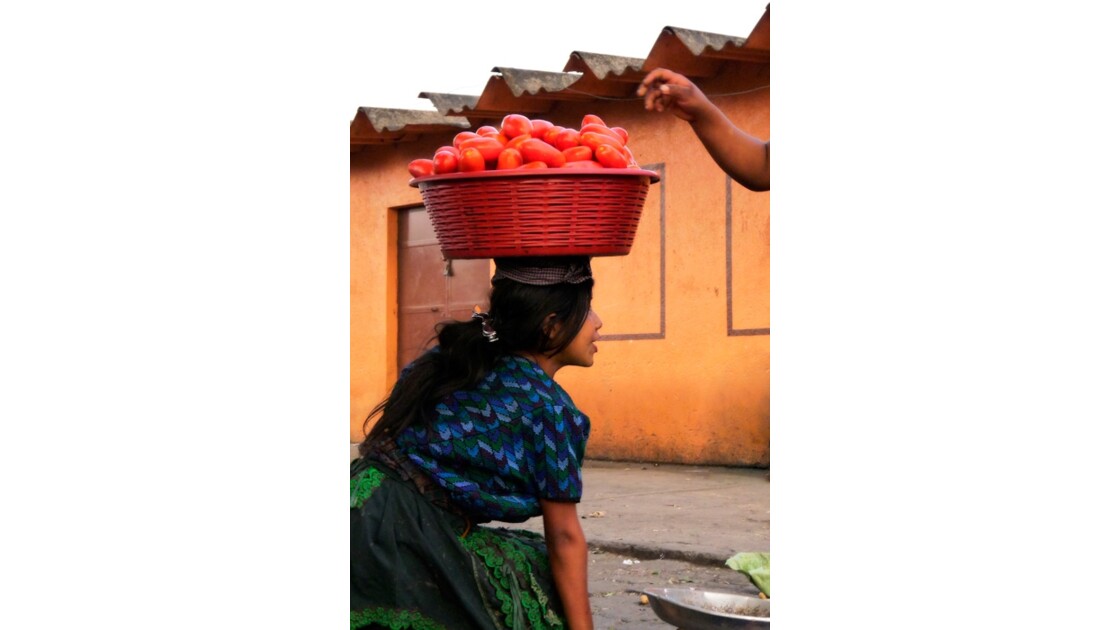 Guatemala Antigua vendeuse tomates.jpg