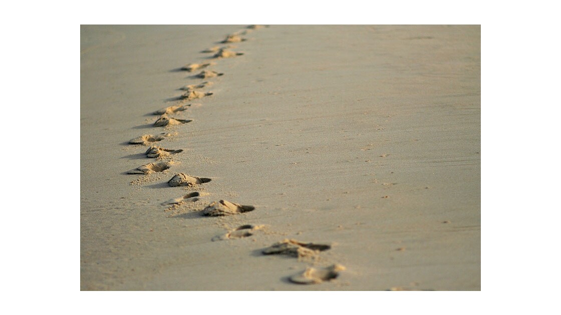 cap ferret océan traces dans le sable