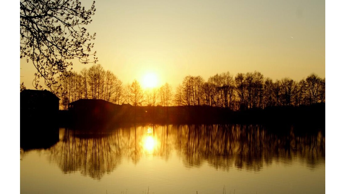 coucher de soleil sur étang