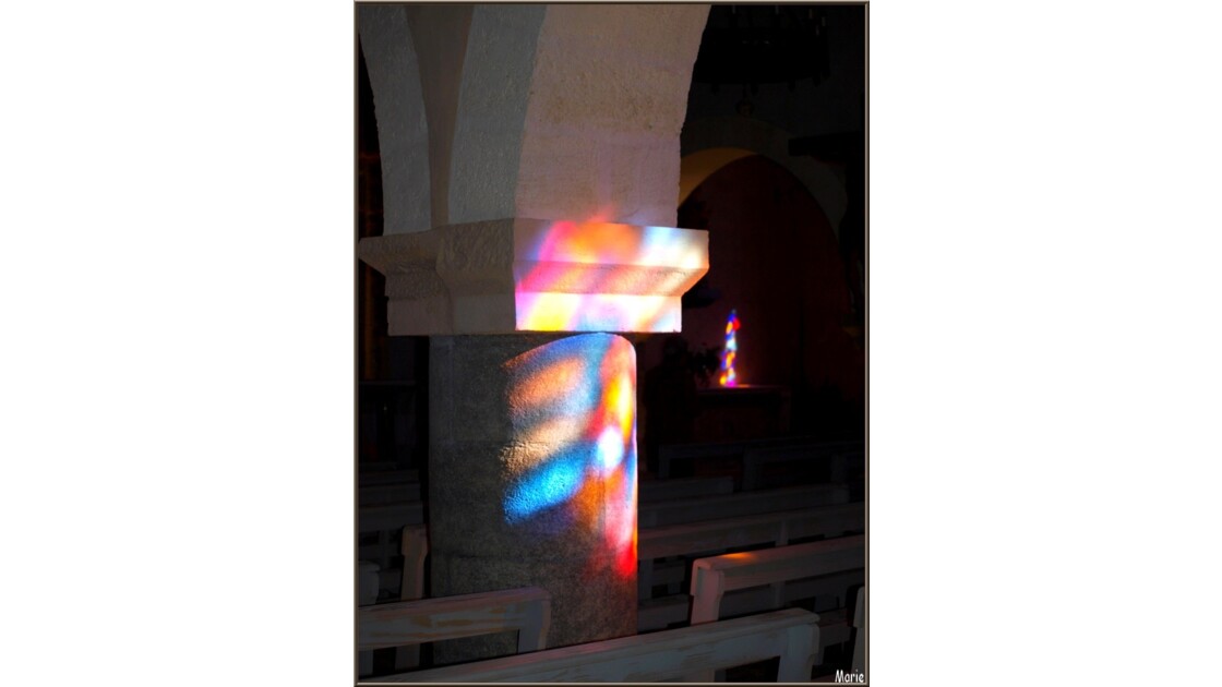 Eglise St Eloi reflets vitraux_P2167883