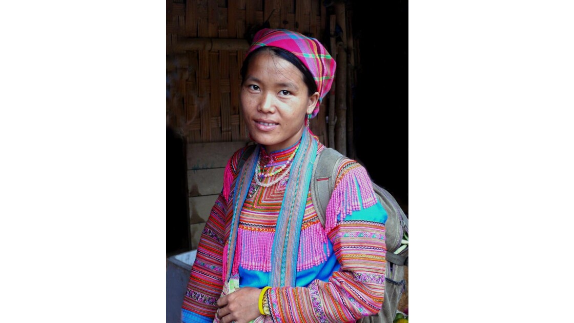 Jeune femme Hmong fleuri