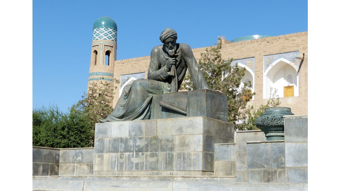 Khiva, statue Al-Khorezmi, A l'arrière-plan, la madrasa... - Geo.fr