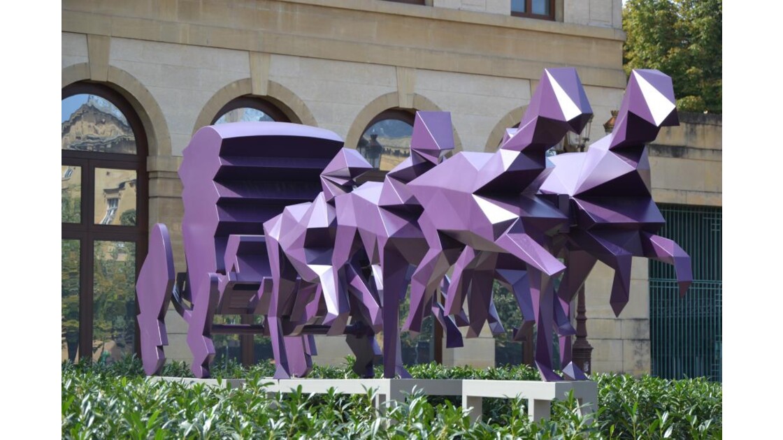 sculture violette
