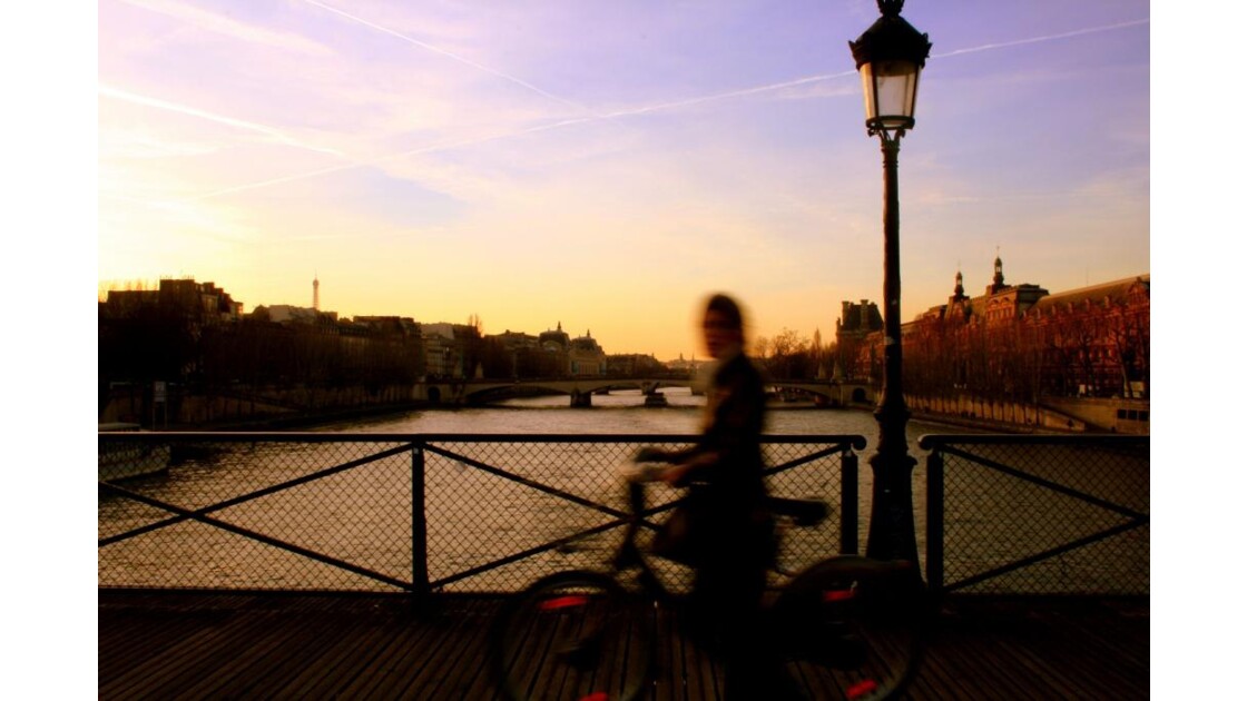 Paris - Cycliste sur le Pont des Arts
