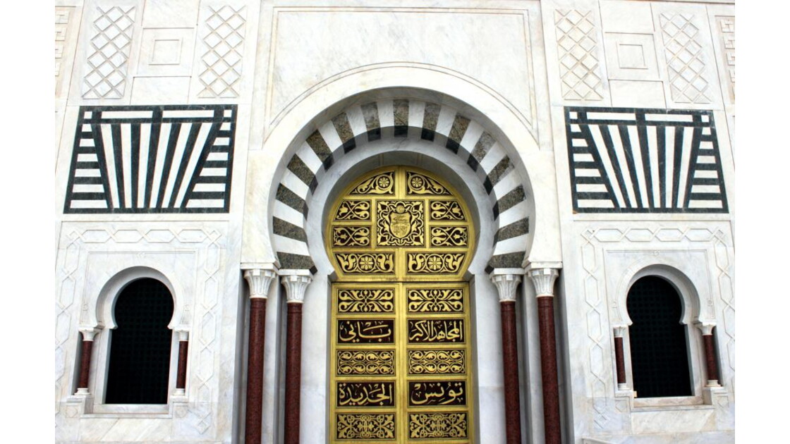 2038 LA PORTE MONUMENTALE, Gros plan sur la porte... Geo.fr