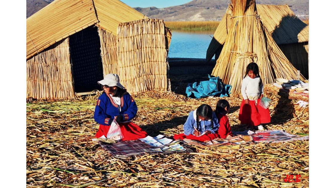 Famille Uros sur le lac Titicaca - Pérou